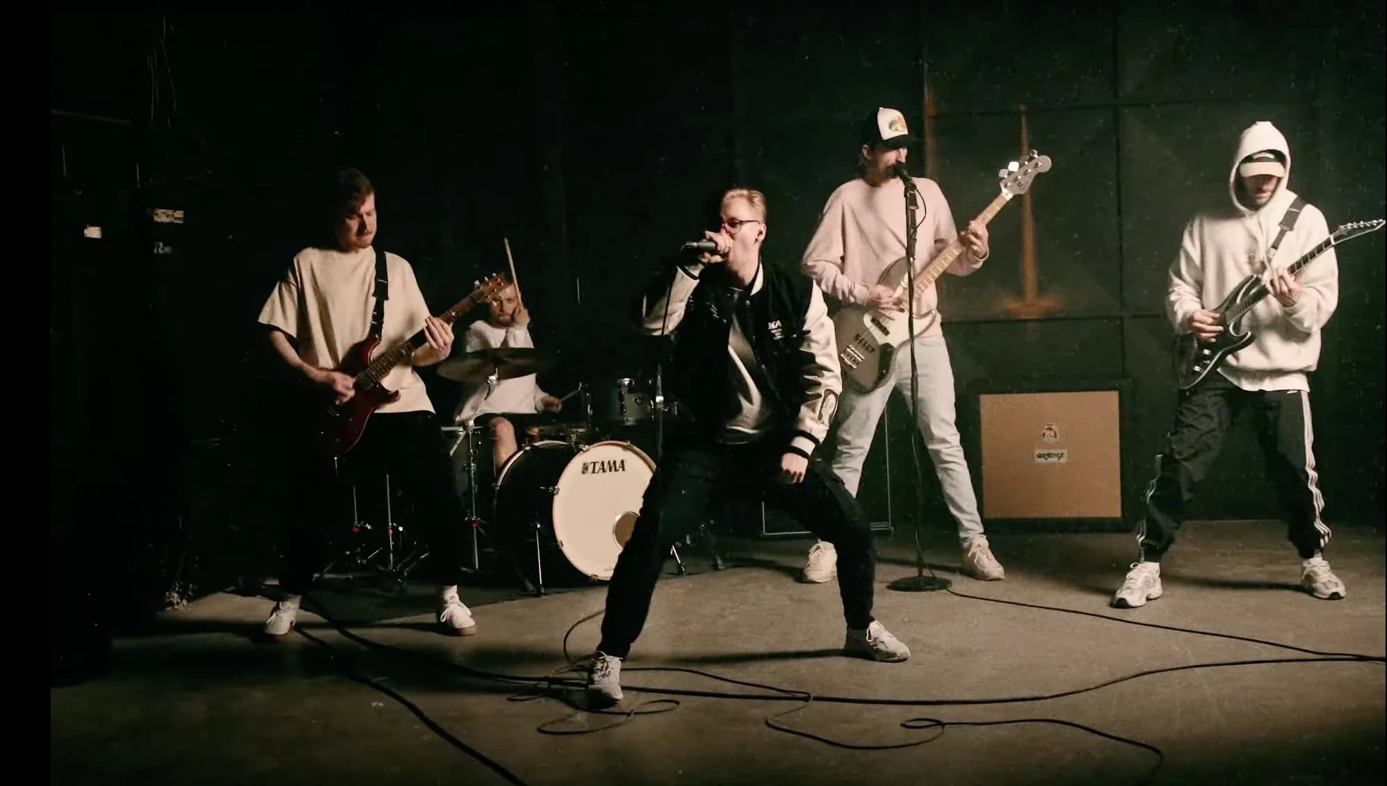 Elwood Stray droppen mit „Ivory Tower“ ihren bislang härtesten Song