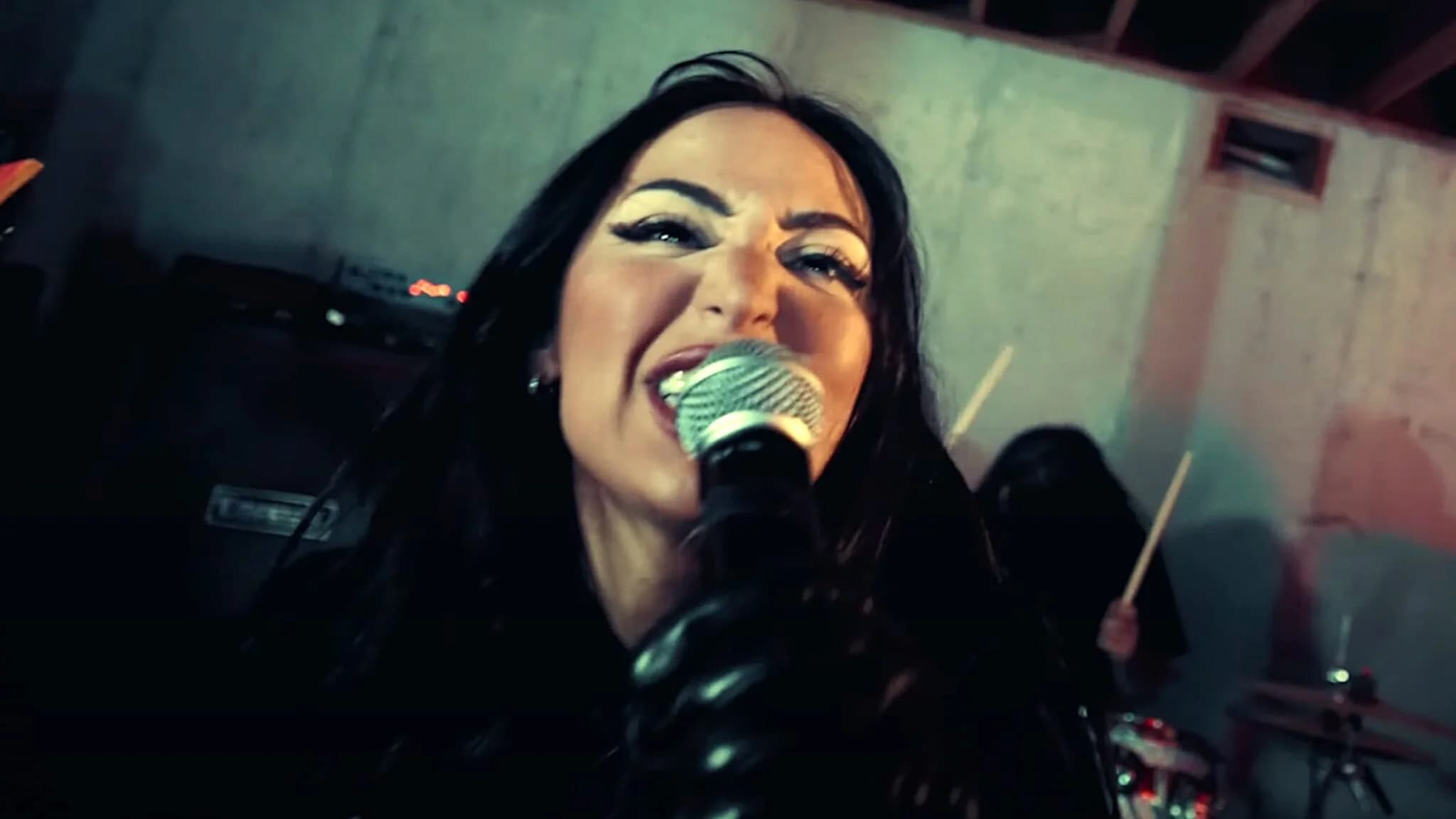 Escuela Grind hauen ihren Song „Always Watching You“ raus