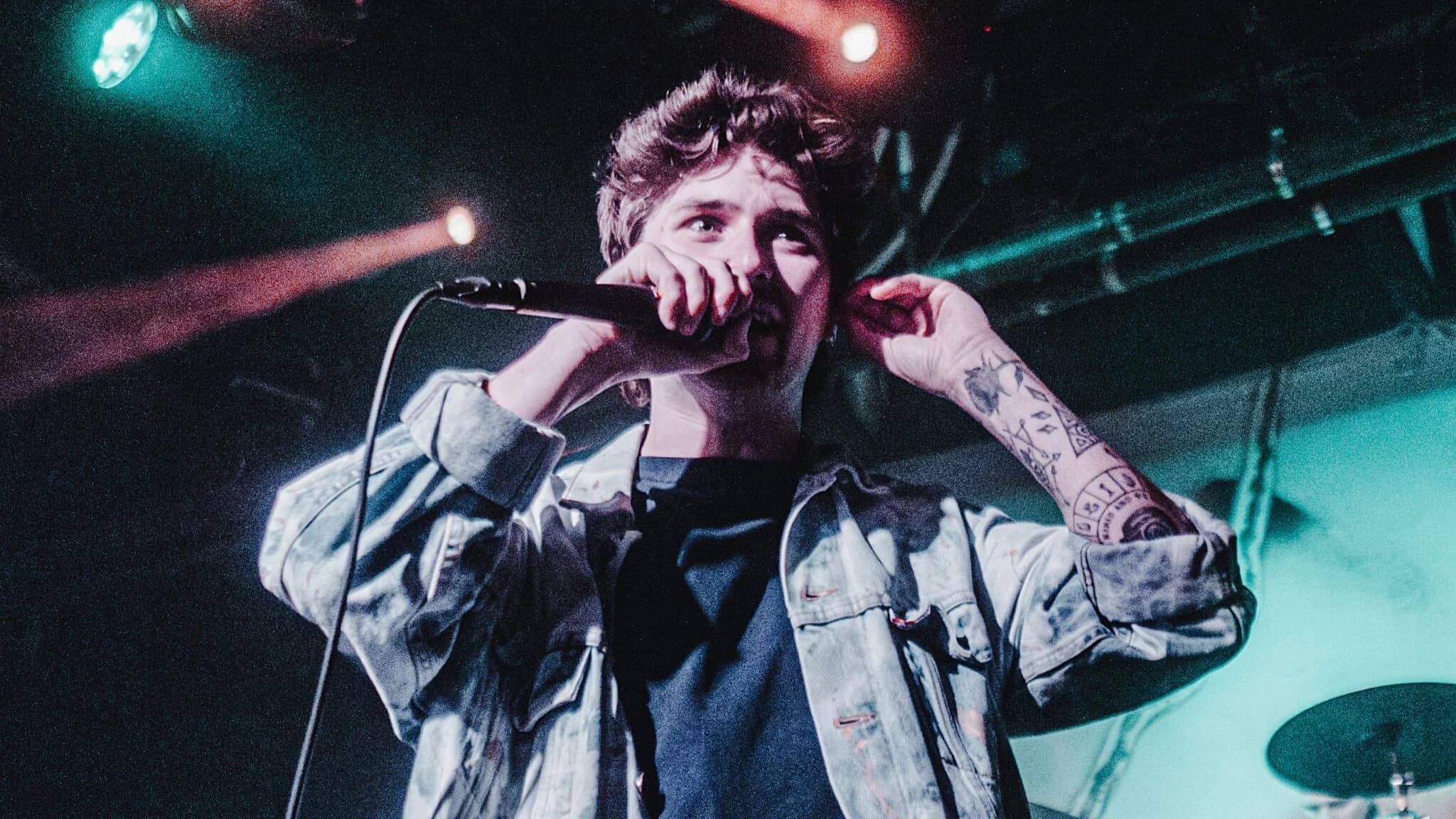 Holding Absence-Frontmann Lucas Woodland schießt gegen KI-Band: „Buchstäblich von meiner Band trainiert“