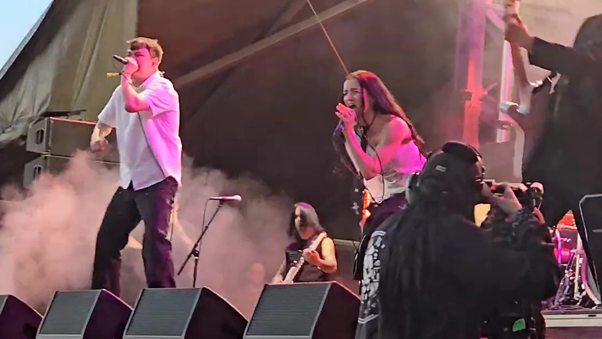 Knocked Loose und Poppy performen „Suffocate“ zum ersten Mal live
