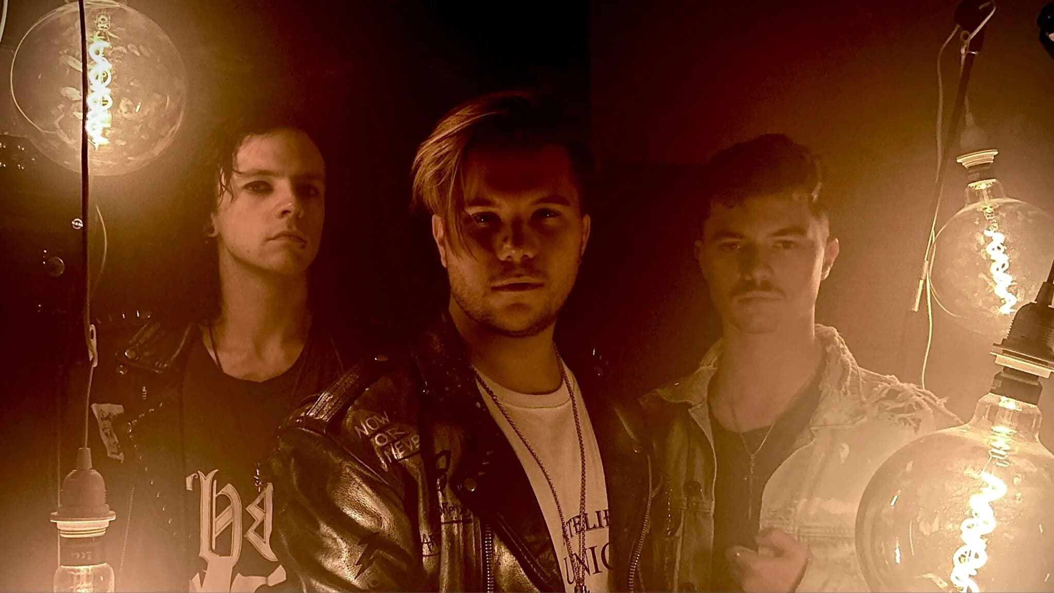 Psycho Village droppen neuen Song „When I Look Around Me“ mit Eyes Set To Kill