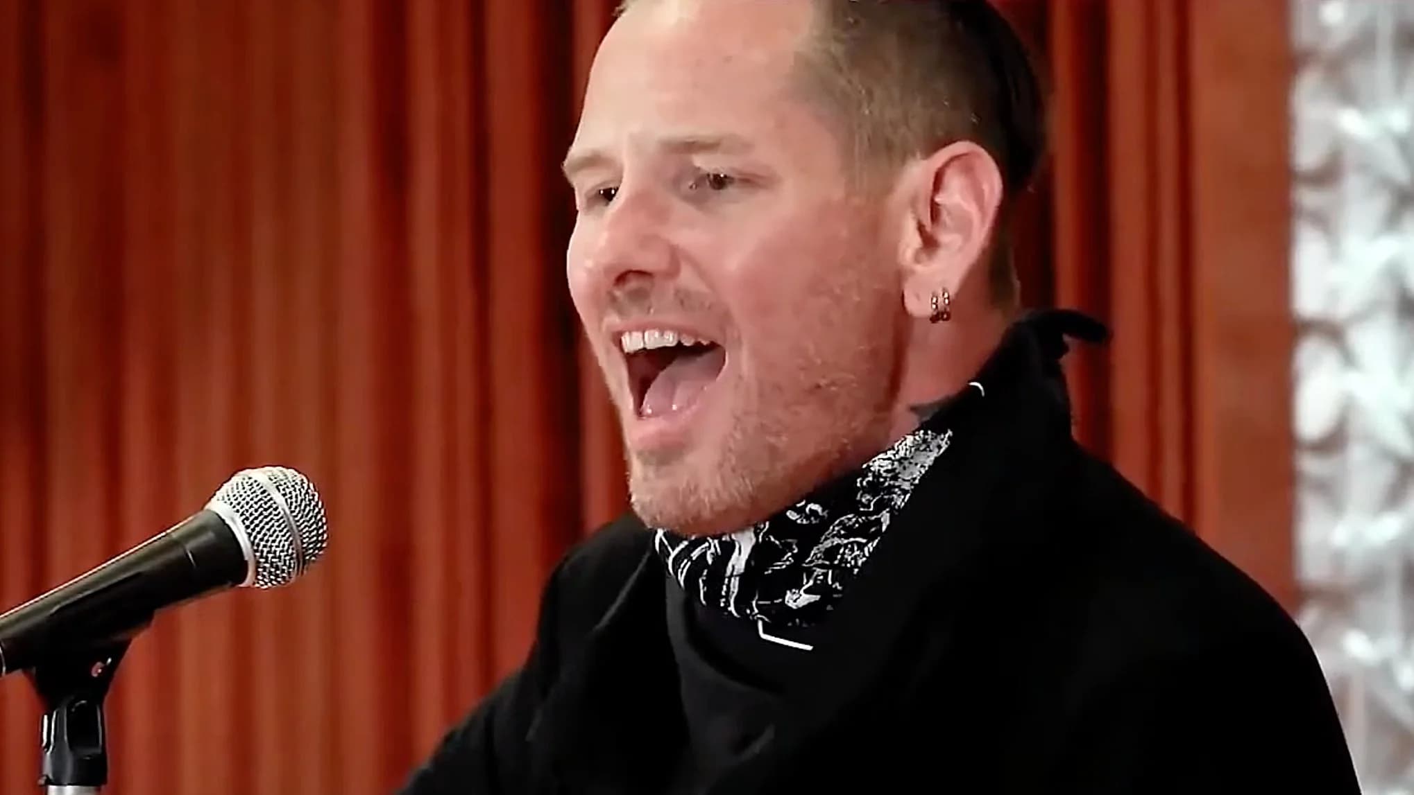 Corey Taylor im japanischen TV: Seht jetzt die Akustik-Performance zu „Black Eyes Blue“