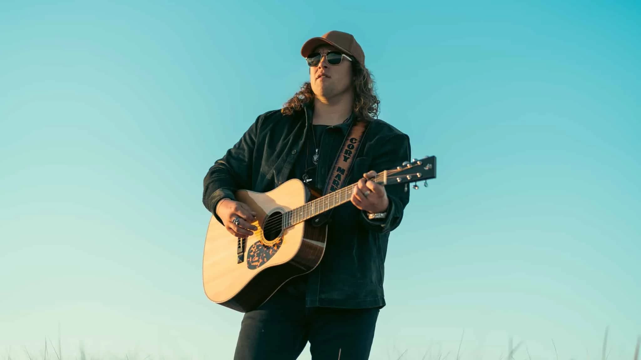 Cory Marks bringt uns mit der Akustik-Version von „Sorry For Nothing“ zum Träumen