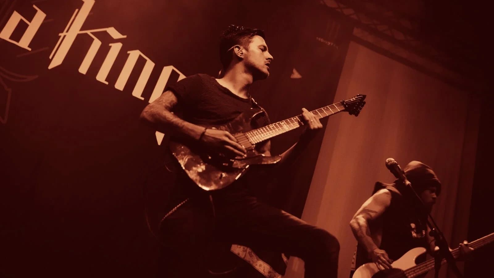 Fit For A King: Daniel Gailey gastiert auf neuem Song von Death Therapy