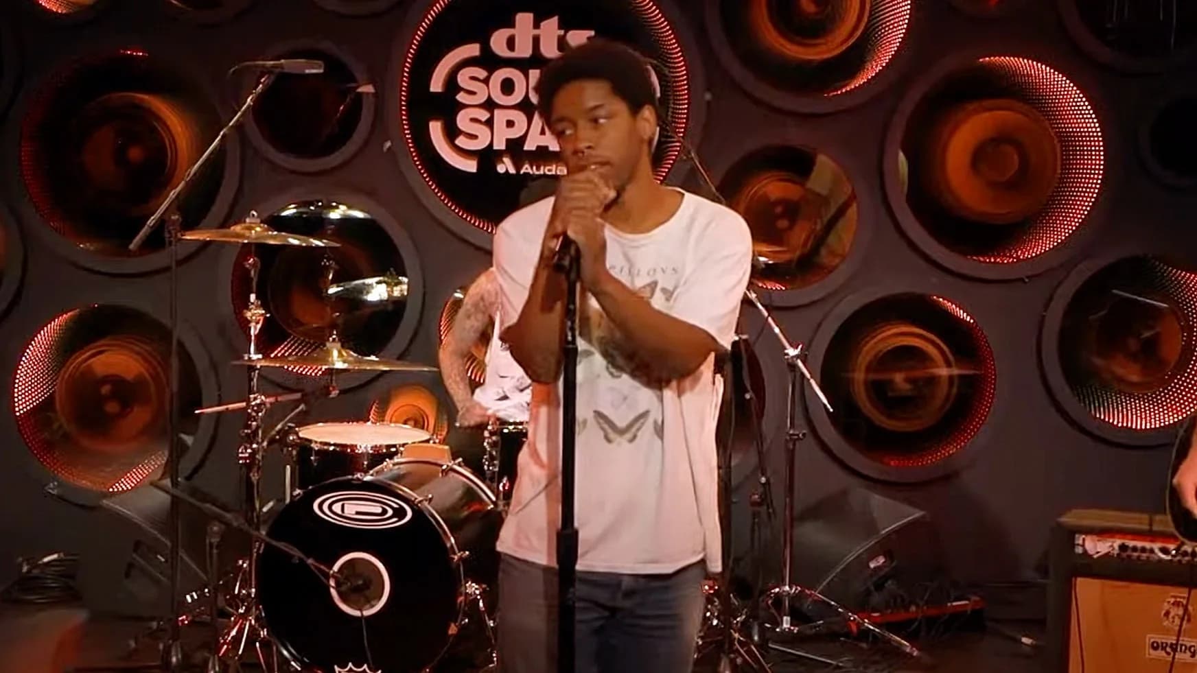 KennyHoopla performt vier Songs mit Blink-182-Drummer Travis Barker