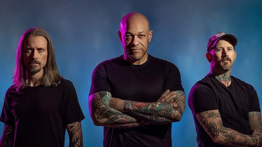 Light The Torch zeigen das offizielle Video zu „Become The Martyr“