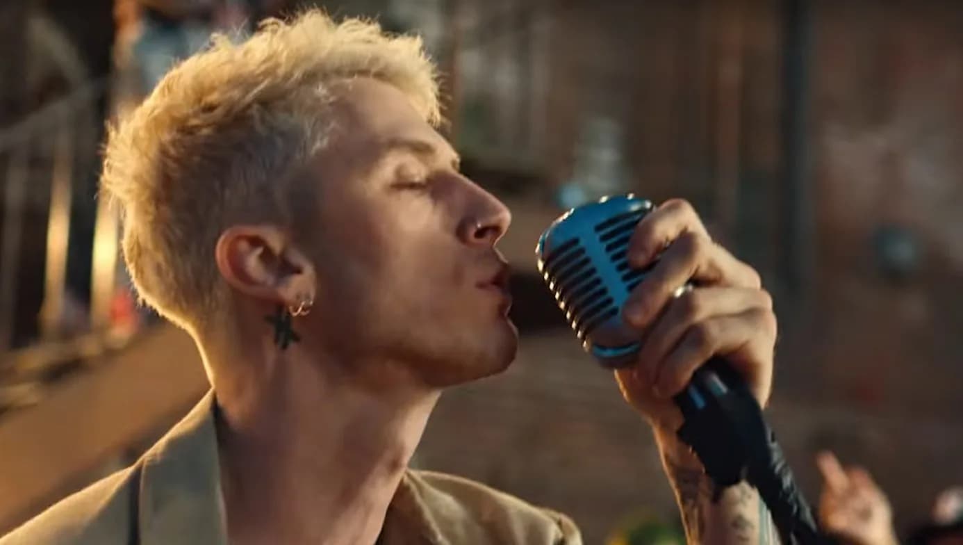 Machine Gun Kelly mit neuer Akustik-Version seines Songs „Bloody Valentine“
