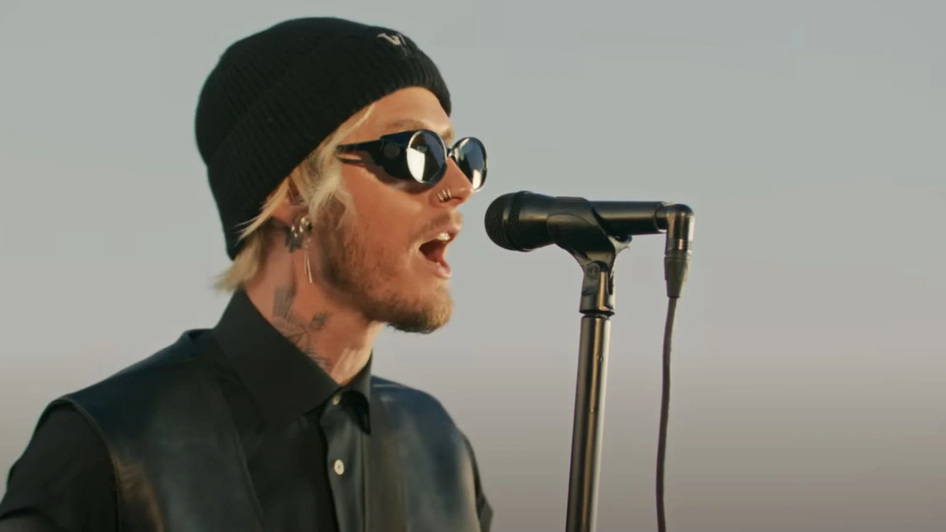 mgk veröffentlicht Tribute-Song für verstorbenen Snowboarder mit Bring Me The Horizon, Avenged Sevenfold und mehr