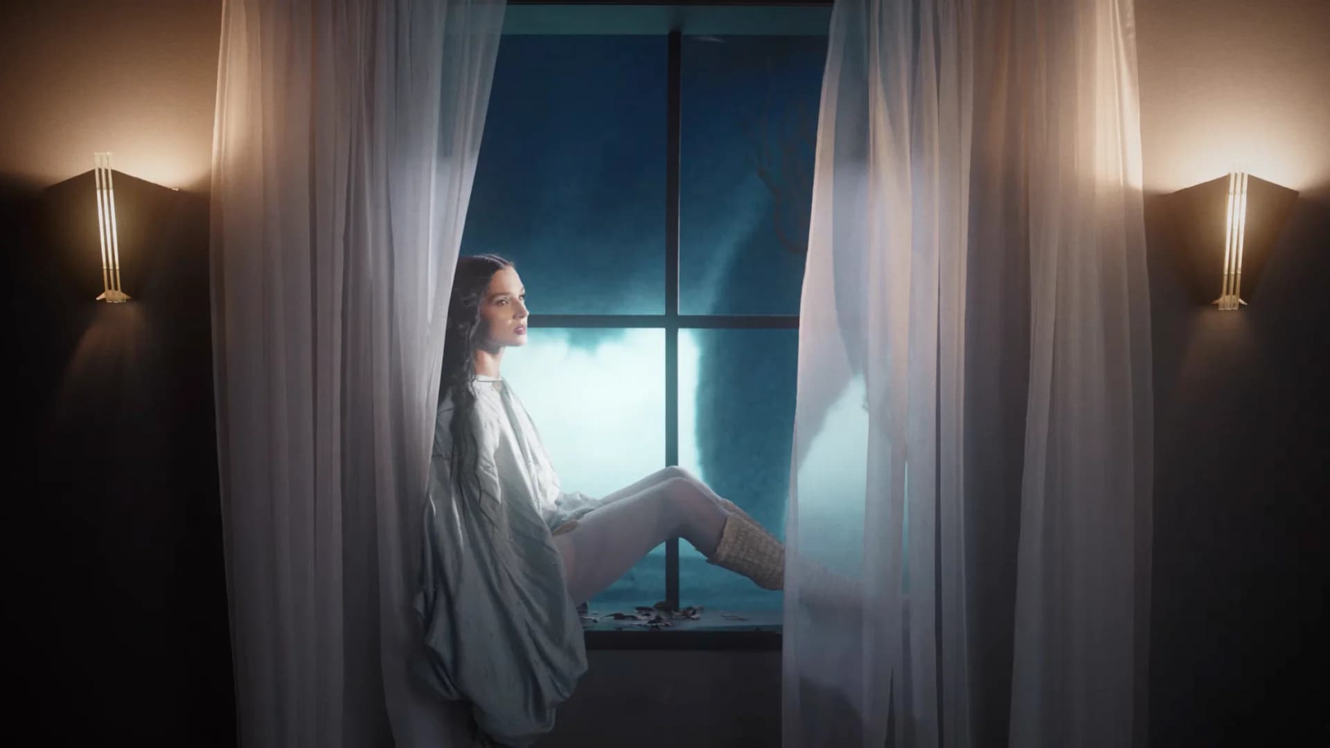 Poppy zeigt sich auf „Unravel“ von ihrer verletzlichen Seite