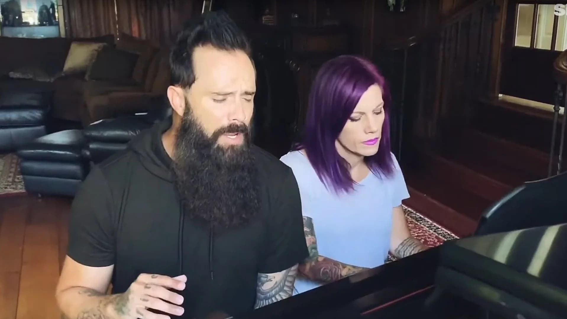 Skillet: John und Korey Cooper performen „Anchor“ als akustische Piano-Version