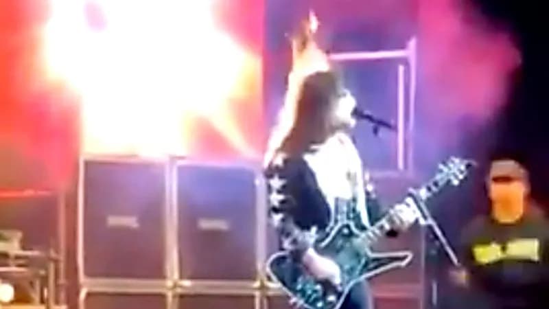 Kiss: Sänger einer Tribute-Band fängt Feuer und singt trotzdem weiter