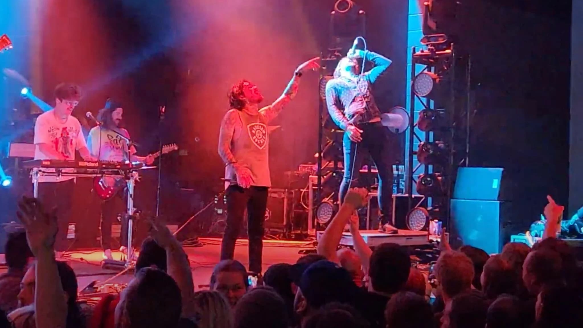 The Devil Wears Prada spielen „Dogs Can Grow Beards All Over“ mit Caleb Shomo (Beartooth)