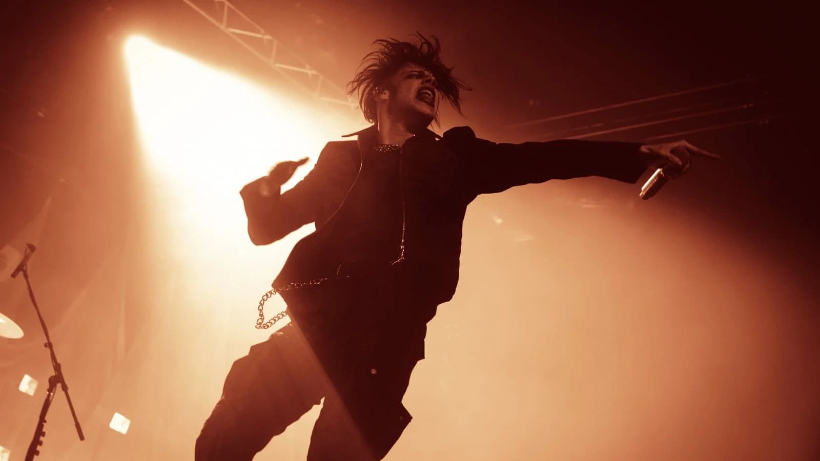 Yungblud verkündet eine virtuelle Tour für sein neues Album „weird!“