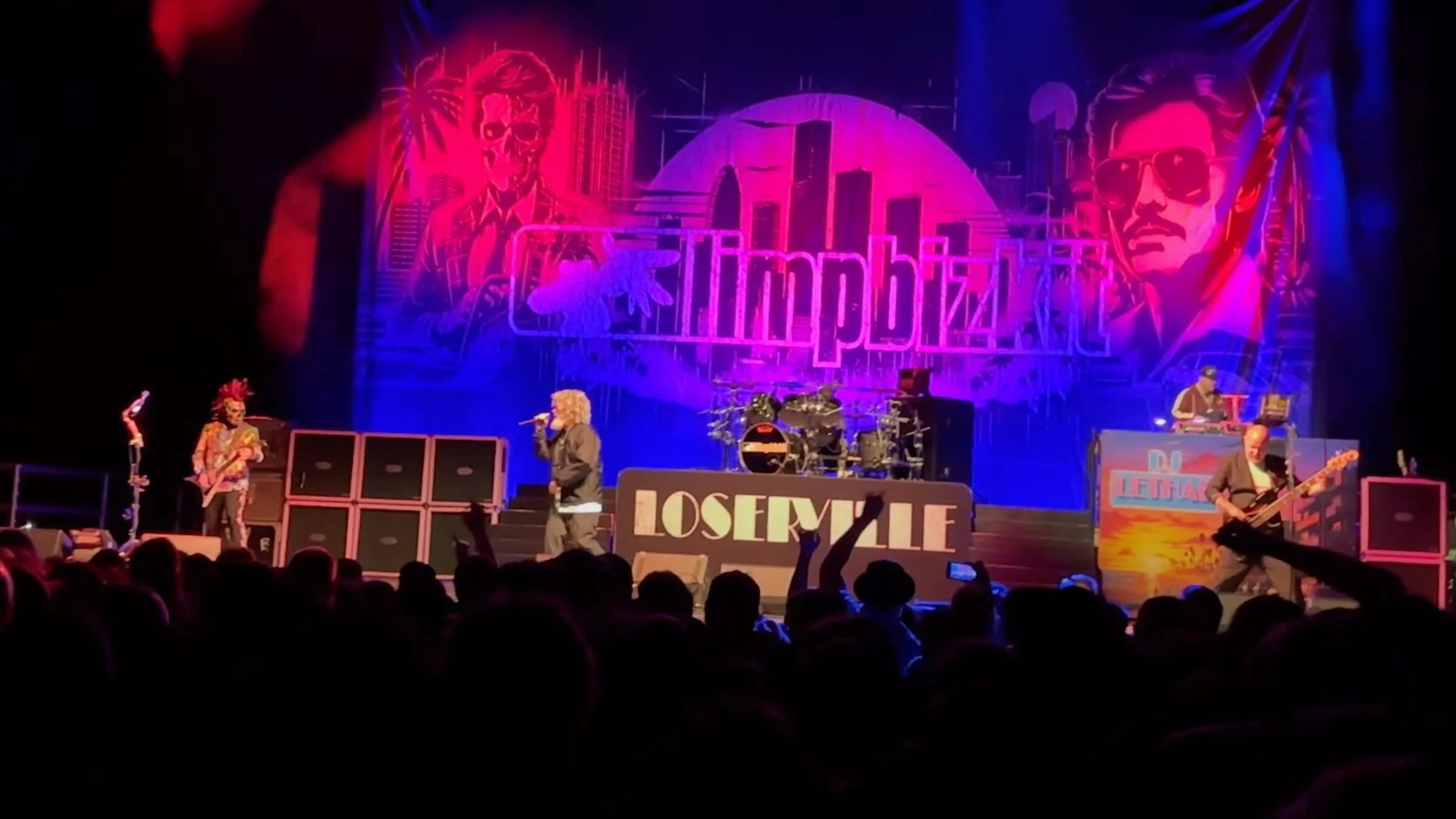 Limp Bizkit holten auf ihrer laufenden Tour zwei Songs von „Three Dollar Bill, Y’all“ und „Results May Vary“ aus der Mottenkiste