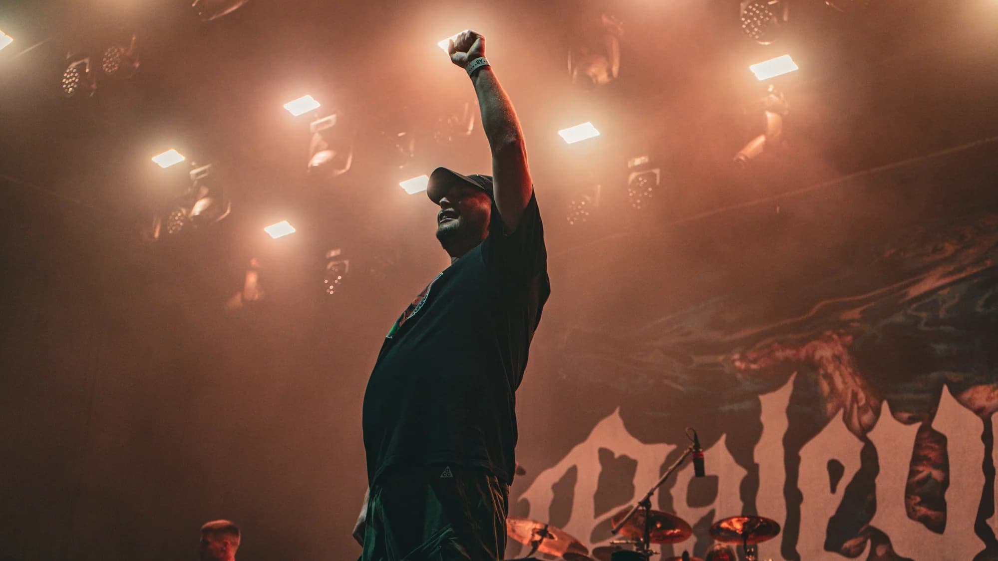 Malevolence performen „Higher Place“ live mit Espera (Sleep Token)