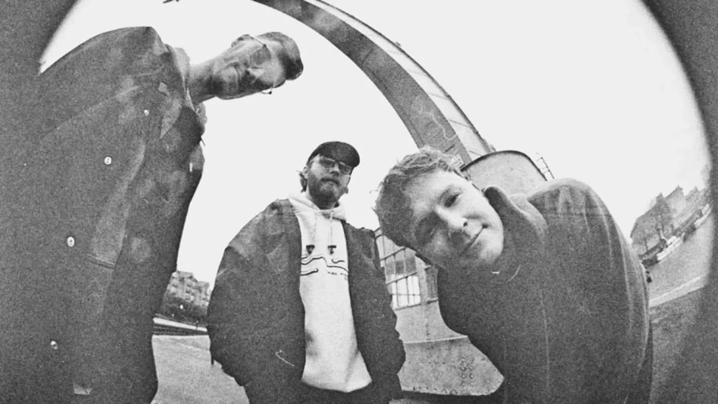 Superlove covern „Arguing With Thermometers“ von Enter Shikari