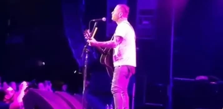 In Gedenken an Prince: Corey Taylor singt „Purple Rain“