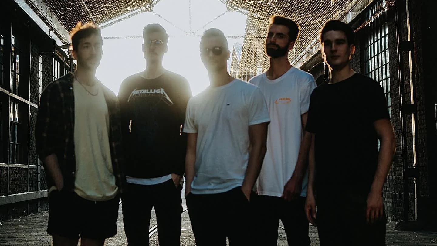 Elwood Stray machen gemeinsame Sache mit Drew York (Stray From The Path)