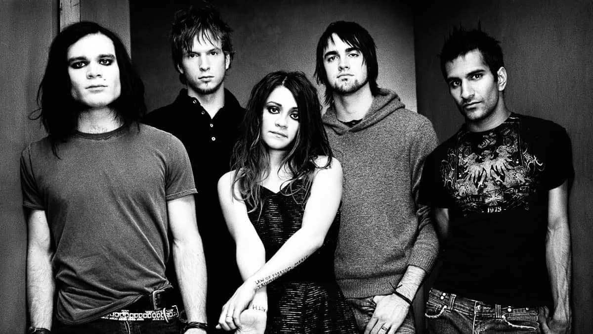 Flyleaf bestätigen ihr Comeback mit Lacey Sturm