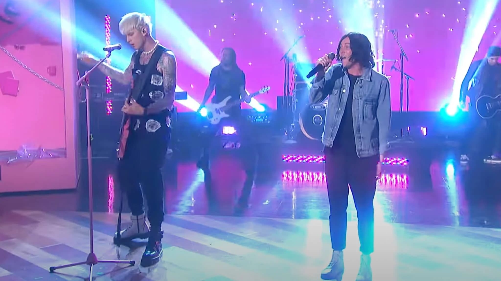Machine Gun Kelly, Kellin Quinn & Travis Barker performen „Love Race“ bei Ellen DeGeneres