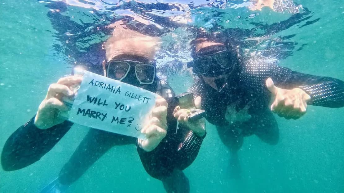 Metallica-Fronter James Hetfield macht einen Unterwasser-Heiratsantrag