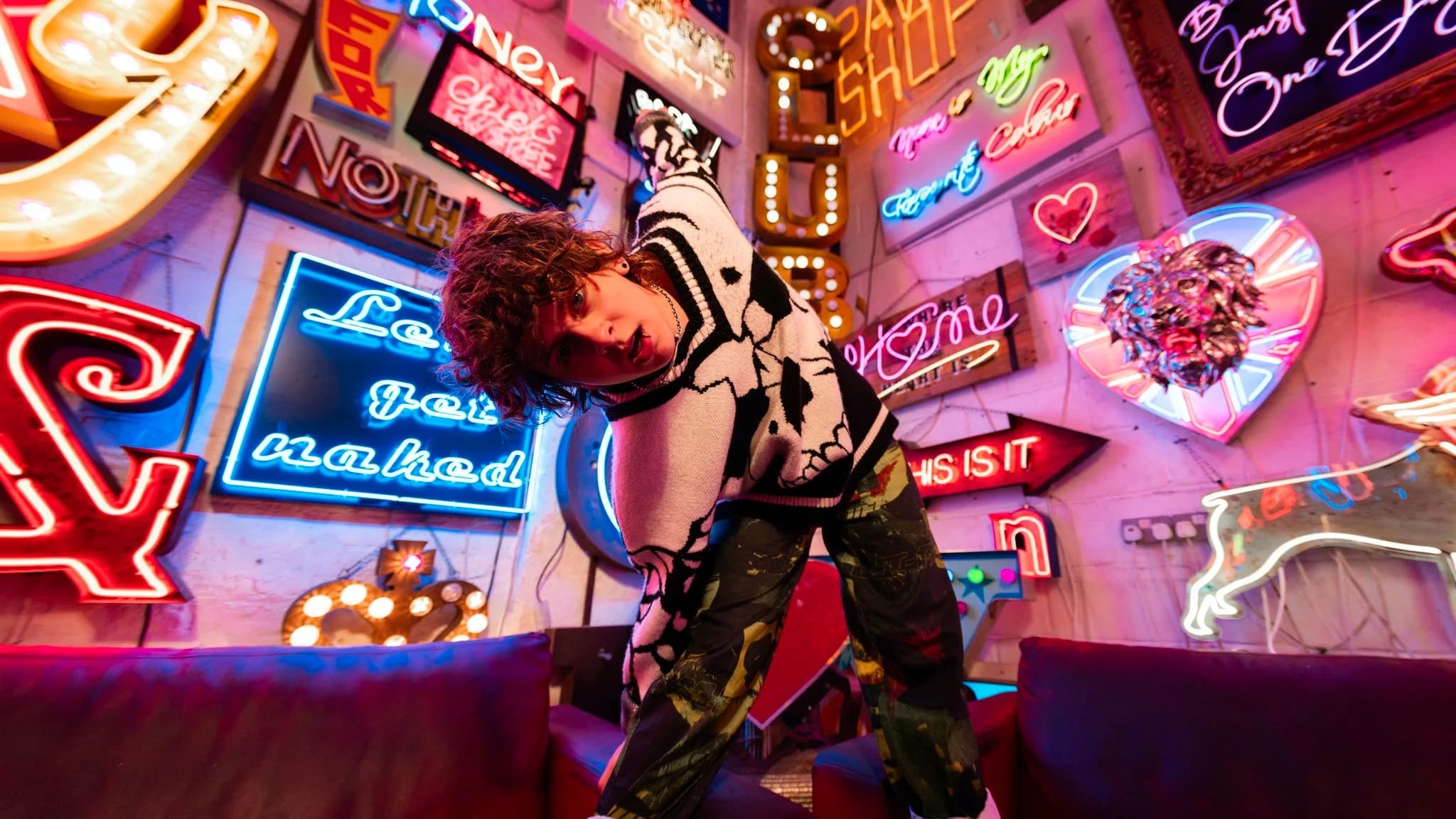 NOAHFINNCE bekämpft mit seinem neuen Song seine „3 DAY HEADACHE“