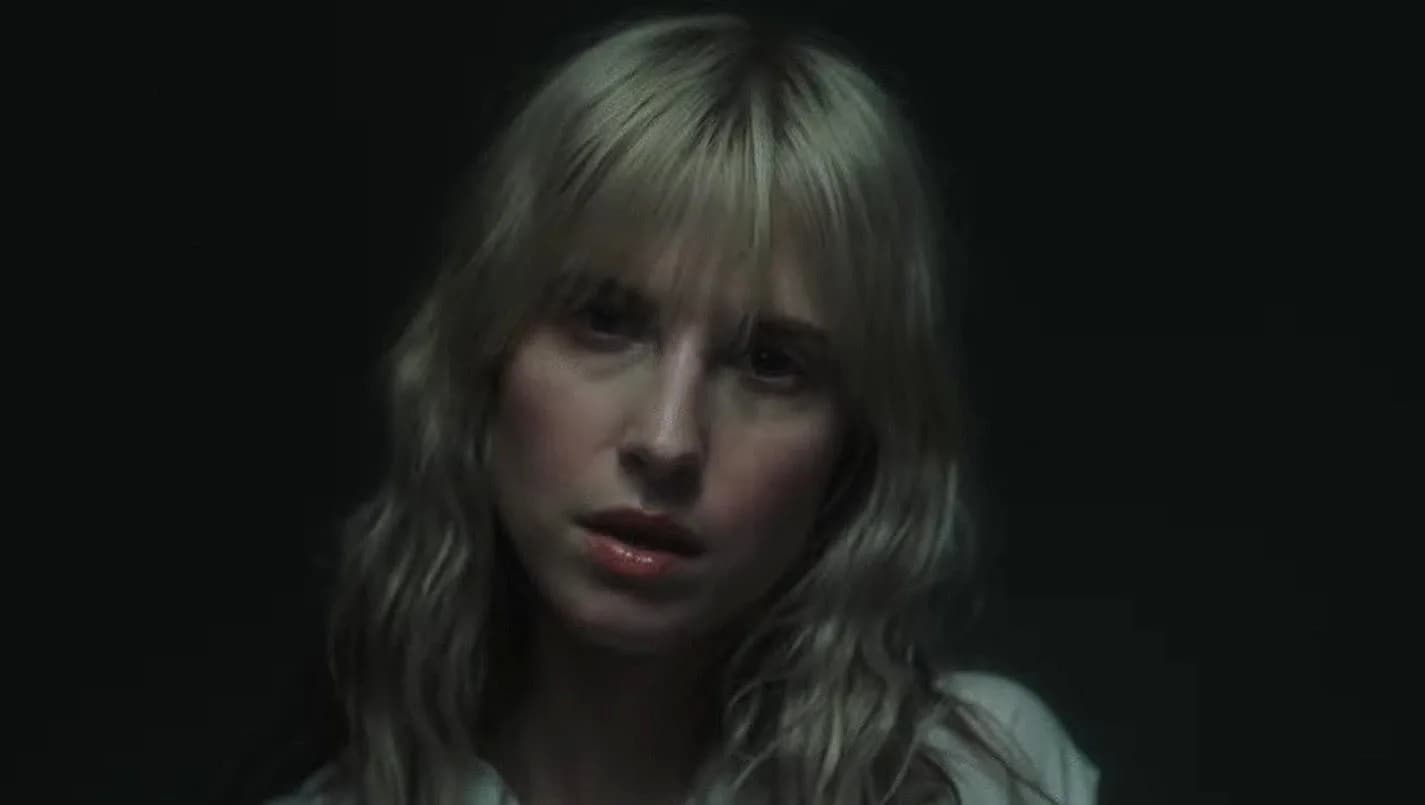 Hayley Williams (Paramore) covert „Colour Me In“ von Broadcast