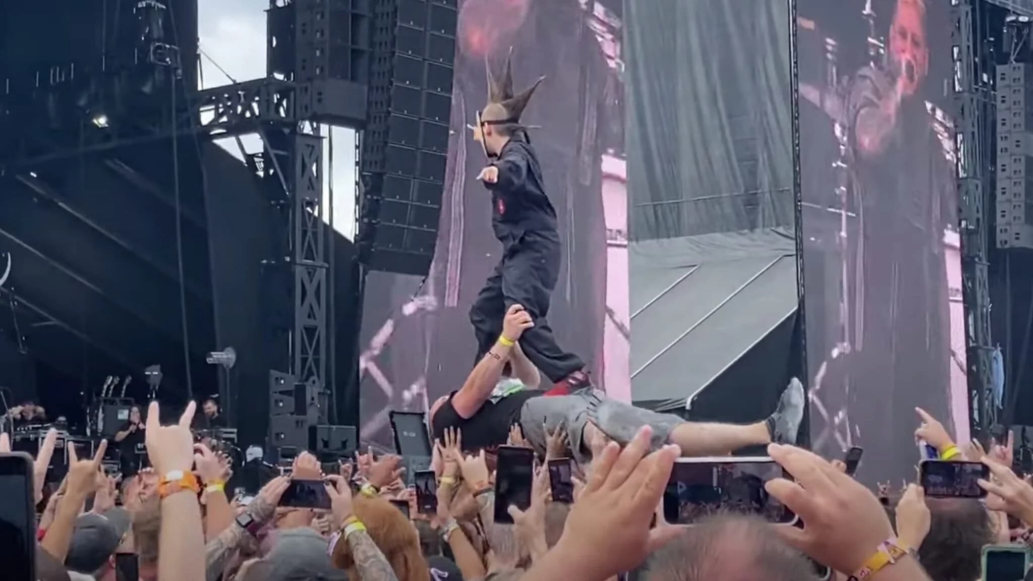 Slipknot: Junger Fan surft auf seinem Vater über die Crowd