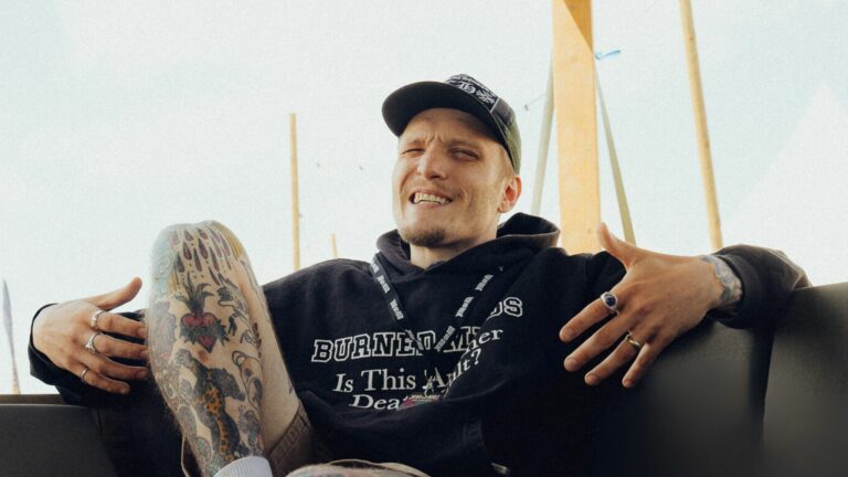 Neck Deep Jera On Air